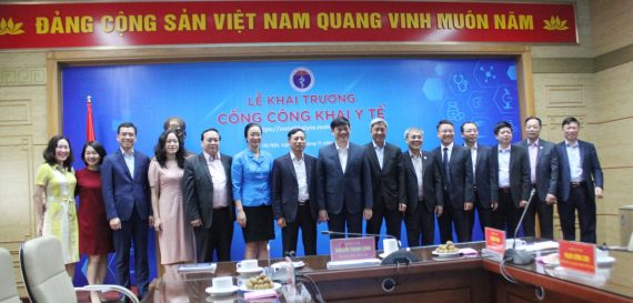 GS.TS Nguyễn Thanh Long, Bộ trưởng Bộ Y tế cùng các đại biểu chụp ảnh lưu niệm tại buổi Lễ