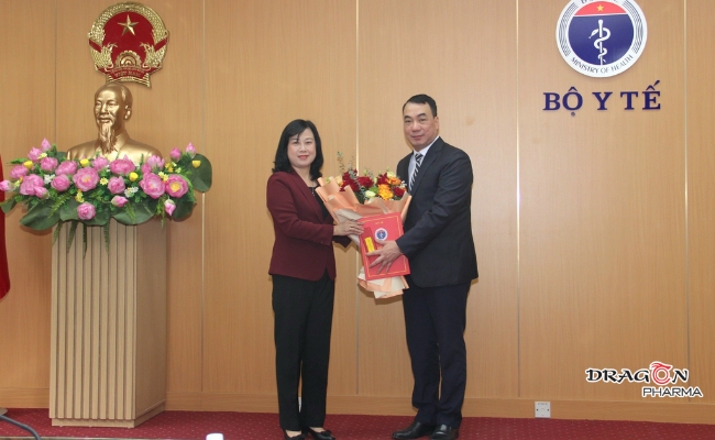 Bộ trưởng Bộ Y tế Đào Hồng Lan trao quyết định cho đồng chí Nguyễn Ngô Quang.