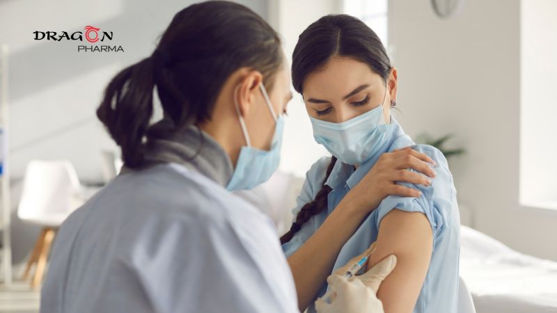 Tiêm vắc xin đang được chính phủ khuyến khích người dân