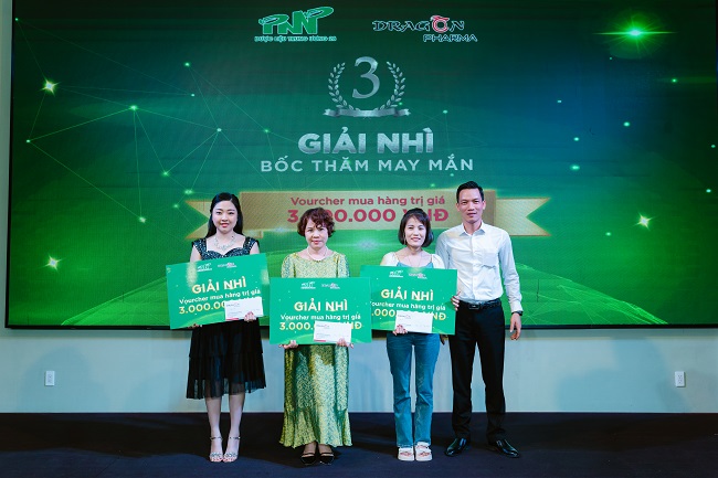 Ba khách hàng may mắn trúng giải nhì