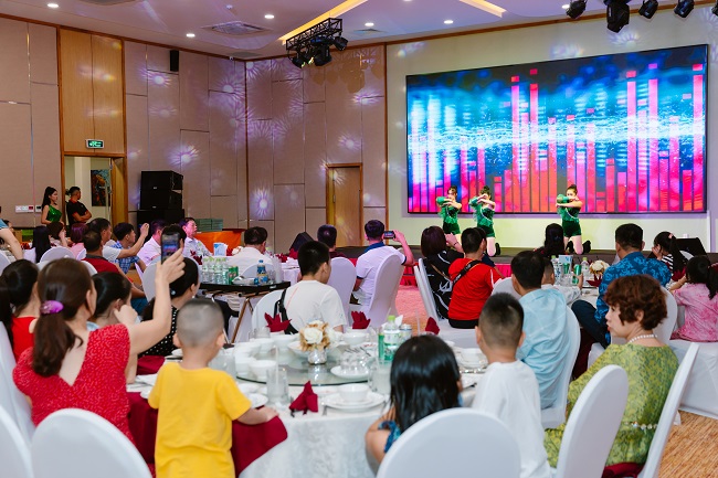 Khách hàng tham gia tiệc Gala Dinner