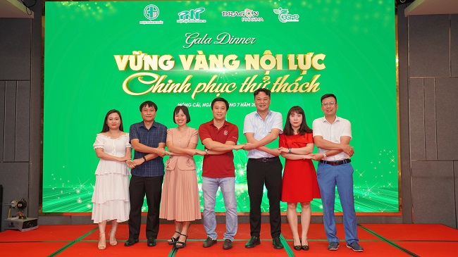 Ban lãnh đạo công ty chụp ảnh lưu niệm