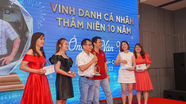 Vinh danh 5 cá nhân đã có cống hiến 10 năm tại công ty