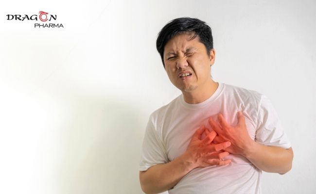 Đau thắt ngực là một trong những triệu chứng của xơ vữa động mạch vành