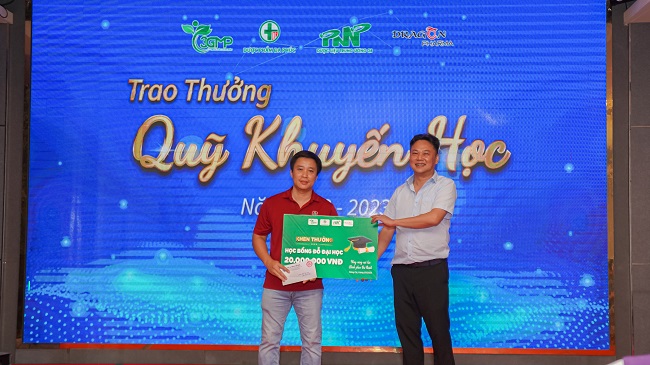 Trao thưởng Quỹ khuyến học 